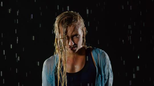 美丽的女性嘻哈舞者在雨中