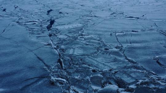 航拍新疆赛里木湖、冰面 、蓝冰高清在线视频素材下载