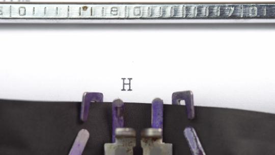 在老式打字机机上打出HTTP网络单词