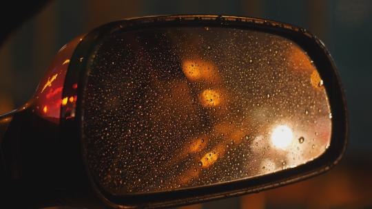 城市下雨天开车后视镜夜景4k素材