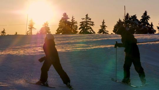 408_男孩在日出时滑雪
