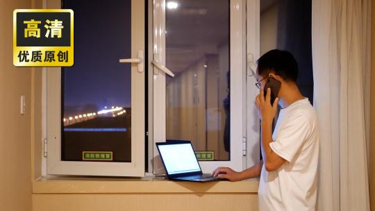 男人窗边打电话  夜晚加班 居家办公