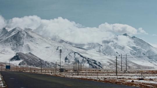西藏旅游风光云雾笼罩冈底斯山脉公路汽车