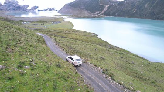 自驾西藏 进入萨普神山的路 山坡 湖泊 雨天