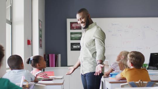 快乐的非裔美国男老师在不同学生的课堂上的视频