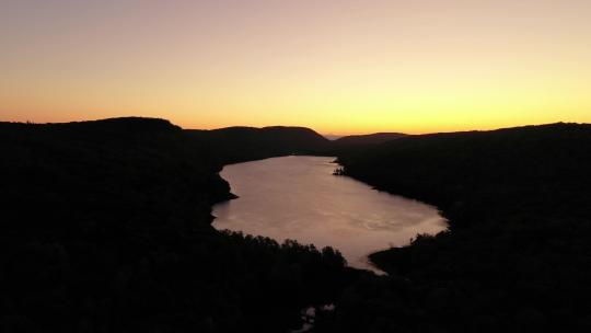 山脉湖泊上的日出