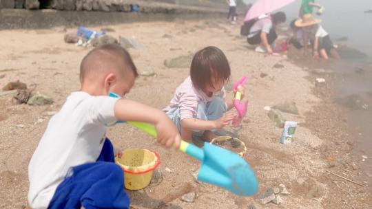 小孩玩泥沙