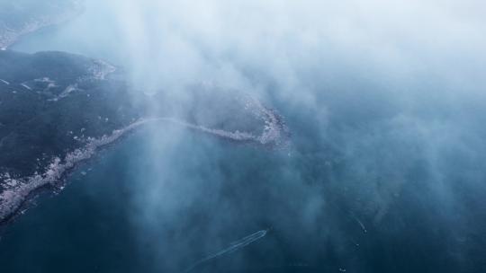 雨雾下的海岛海岸线航拍