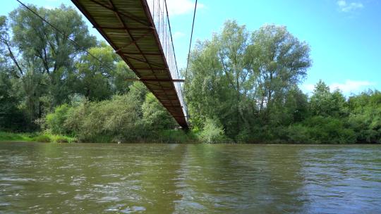 斯洛伐克阳光明媚的夏日，无人驾驶飞机在河上的桥下飞行