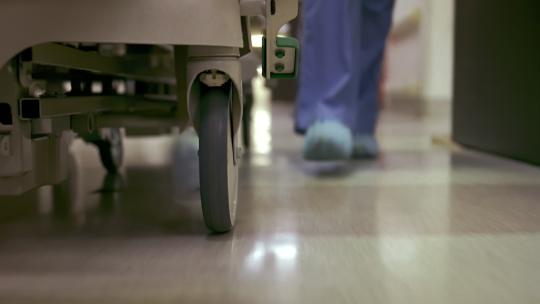 推手推车进手术室匆忙步伐