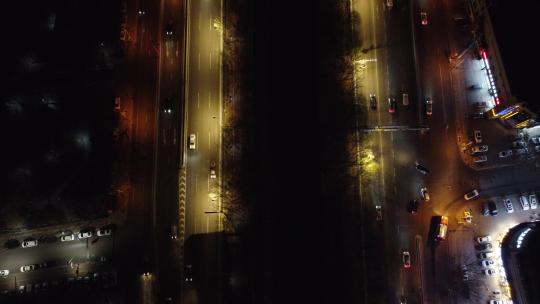 航拍夜晚的城市高速路上行驶的汽车