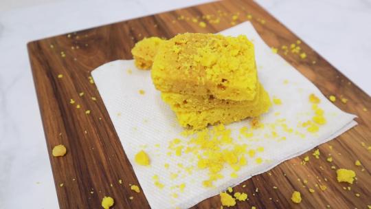 Mysore pak或Mysuru paaka的特写镜头，是一种用酥油制成的印度甜食，在《所以》中很出名