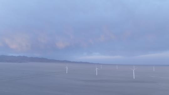4k航拍冷湖夕阳下的大风车