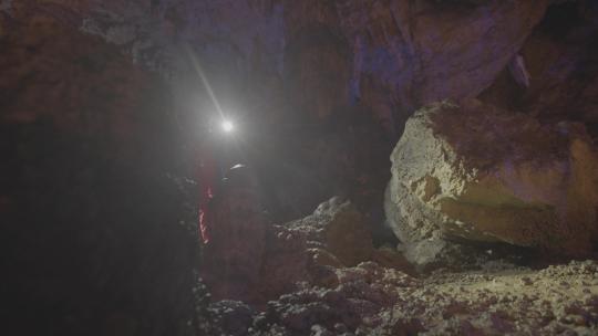 M1科考队员在山洞中行进