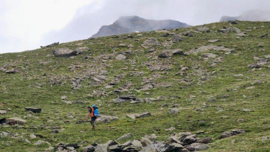 攀登阿坝岷山山脉四根香峰的攀登者徒步前行