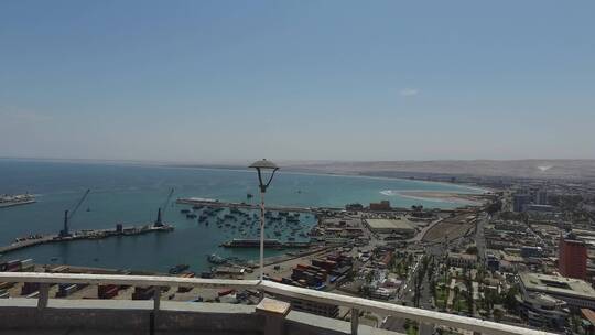 移镜头拍摄从观景台俯瞰海港中心