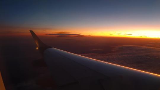 在飞机上看日出