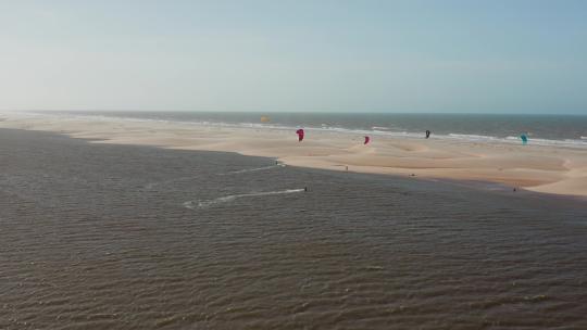 航拍人们在海边沙滩上风筝冲浪