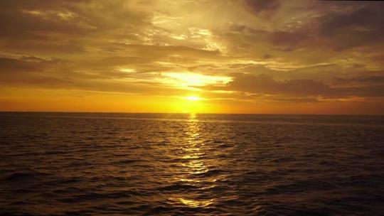 海上拍摄日落黄昏