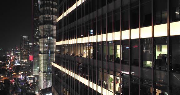 上海陆家嘴写字楼晚上开灯加班的办公室