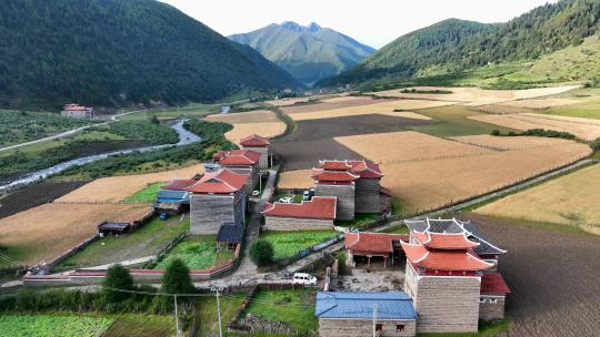 航拍川西高原贡嘎山乡上城子村藏式民居田园