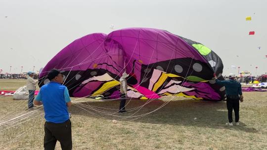 第40届潍坊国际风筝会开幕，巨型风筝飞上天