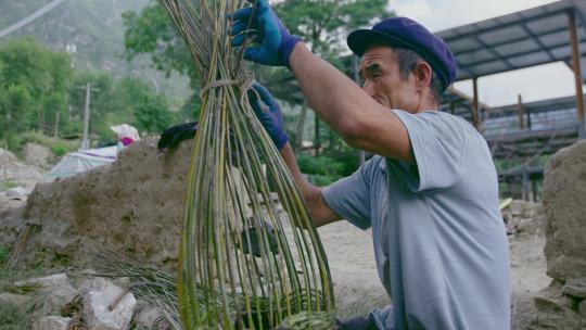 手工匠人在编制竹子艺术品