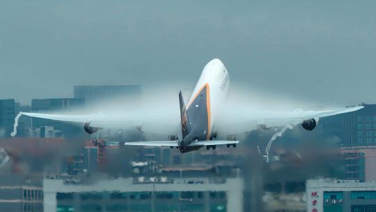 UPS波音747和767雨后起飞壮观场面