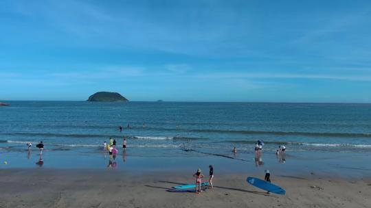 航拍福建漳州火山岛沙滩美女冲浪 6K
