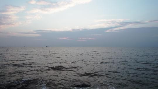 海边看日出的摄影师视频素材模板下载