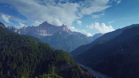 意大利阿尔卑斯山白云石的惊人鸟瞰图