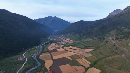 航拍川西高原贡嘎山乡上城子村藏式民居田园