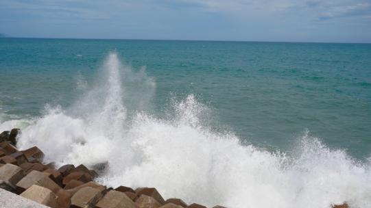 海边防波提