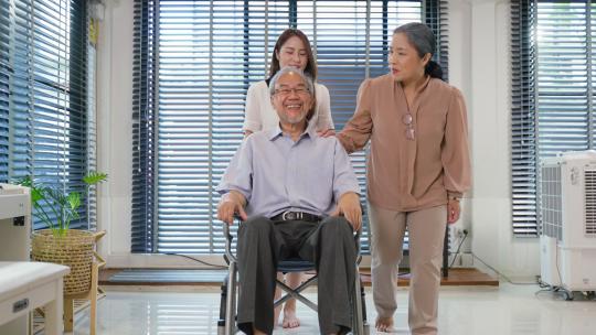 幸福家庭坐在轮椅上照顾老年男性视频素材模板下载