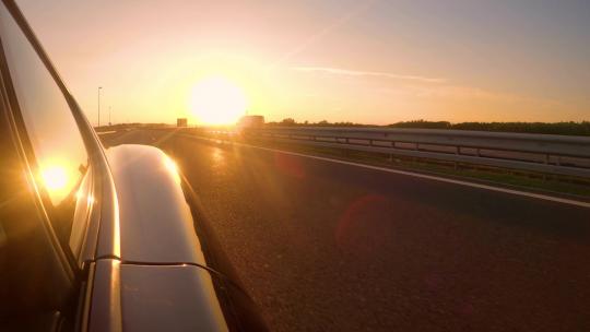 夕阳下汽车在高速公路上奔驰视频素材模板下载