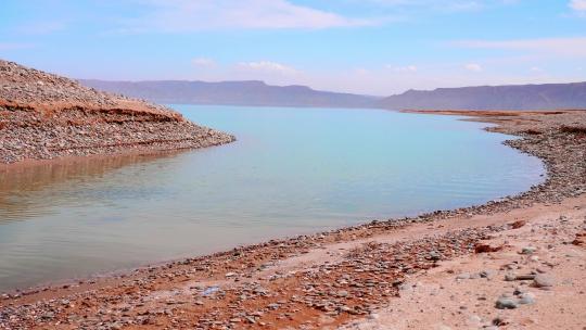 龙羊峡 水库 水 沙滩 湖 蓝天