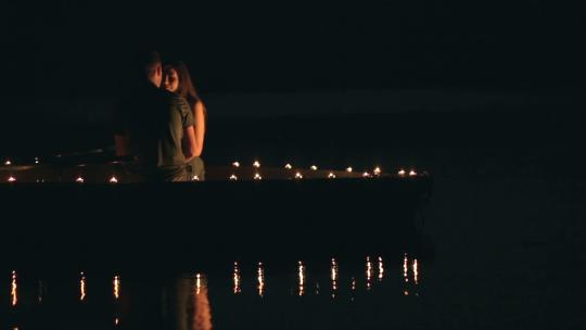 晚上船上的情侣和蜡烛