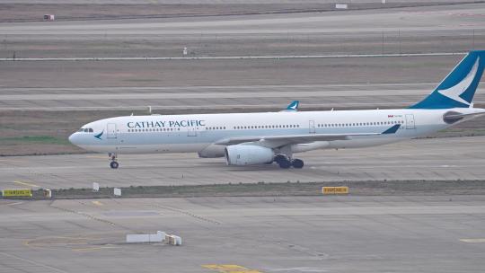 飞机在浦东机场跑道滑行视频素材模板下载