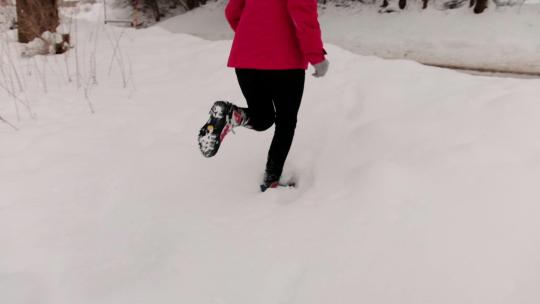 奔跑在雪中的人