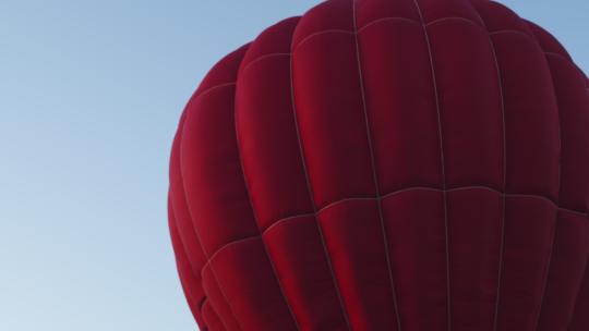 红色气球在晴朗的蓝天上飞行视频素材模板下载