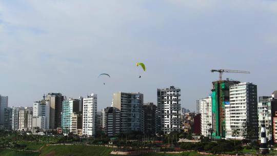 滑翔伞在城市上空飞行