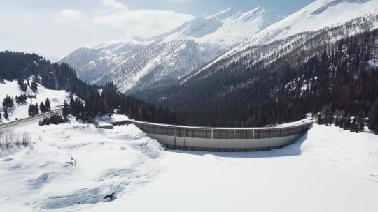 航拍瑞士阿尔卑斯山的一个水库