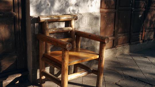 一把复古木椅子光影