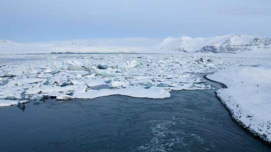 3975_在冰岛飞过一条满是大冰块的河