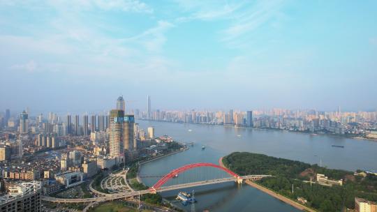 航拍武汉南岸嘴长江与汉江交汇处晴川桥视频素材模板下载