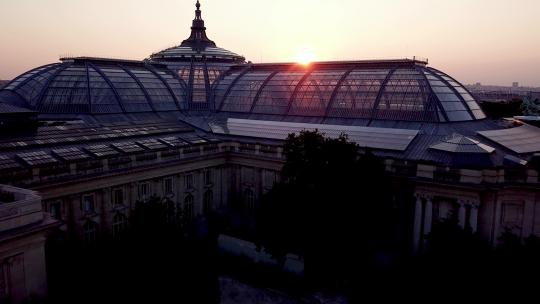 最美丽的日出在大皇宫大楼的透明玻璃屋顶上，无人机之旅fe