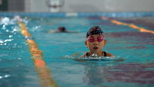 4K升格实拍在游泳馆训练练习蛙泳的女孩