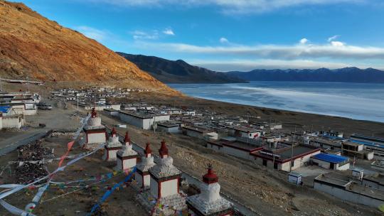 航拍西藏当惹雍措湖畔文布南村白塔建筑风光