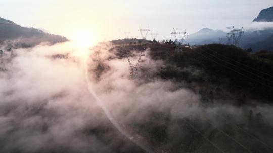 清晨云雾中的国家电网高压电输送塔
