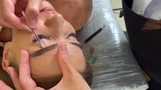 美容师给一女孩画眉毛轮廓视频素材模板下载